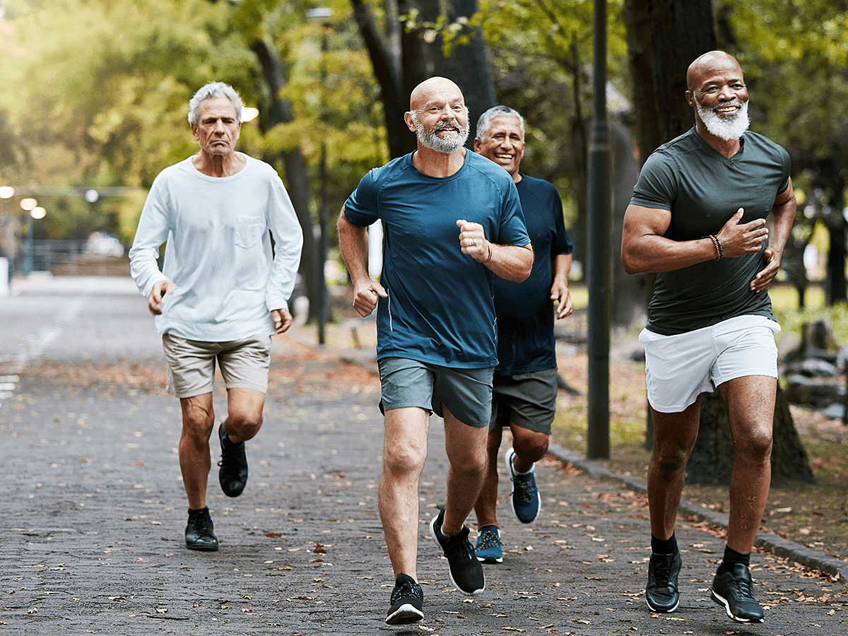 hombres mayores corriendo