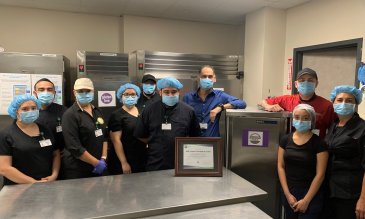 El equipo de servicio de alimentos sin gluten de Doctors Hospital of Laredo