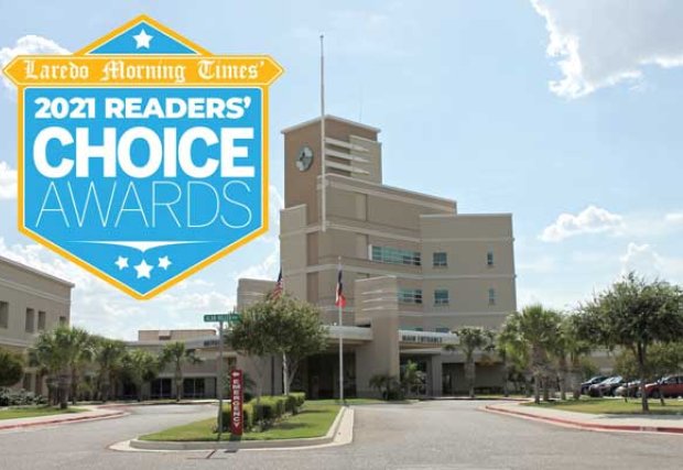 Foto exterior con la insignia del premio Laredo Times Reader's Choice