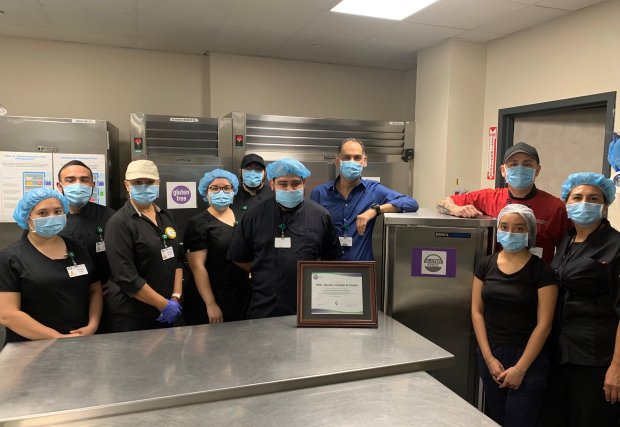El equipo de servicio de alimentos sin gluten de Doctors Hospital of Laredo